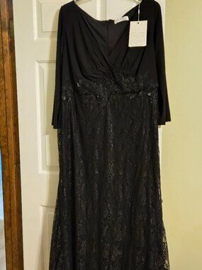 Mac Duggal black lace evening gown 24W